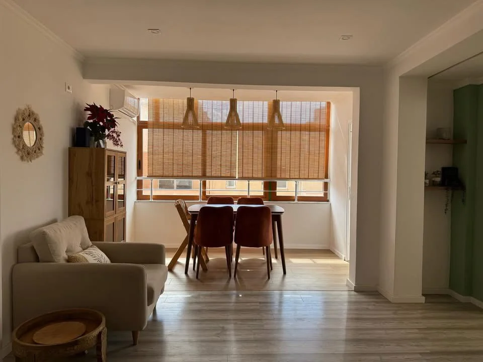 Apartament me dritë natyrale, tarracë dhe pamje nga deti