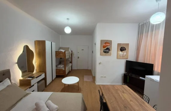 Studio e mobiluar me tarracë dhe sipërfaqe funksionale