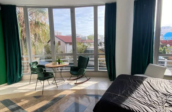 Studio me dritë natyrore pranë bregdetit