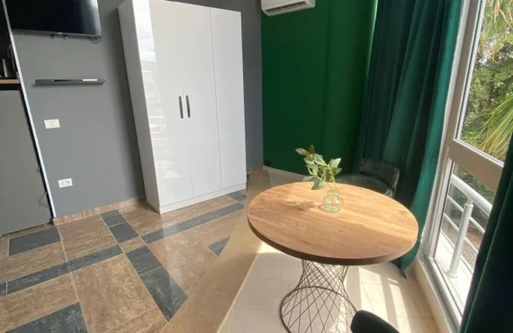 Studio me dritë natyrore pranë bregdetit