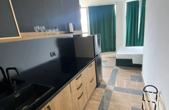 Studio me dritë natyrore pranë bregdetit