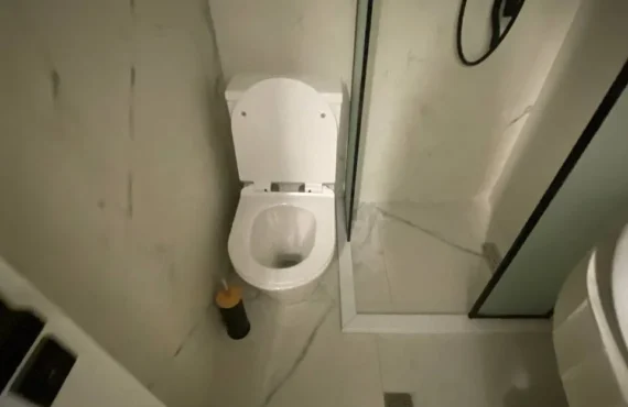 Studio me dritë natyrore pranë bregdetit