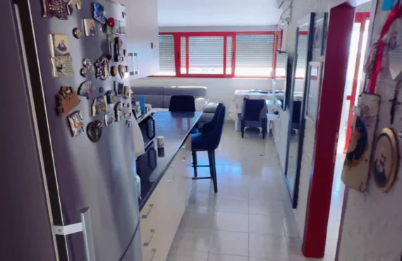 Apartament z widokiem na morze, dwoma balkonami i dostępem do tarasu na dachu
