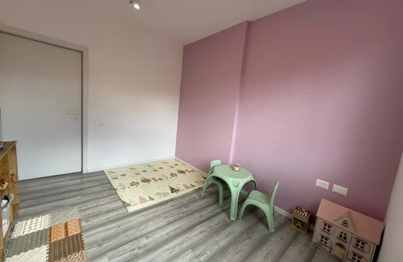 Apartament me dritë natyrale, tarracë dhe pamje nga deti