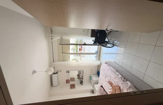Apartament i ndriçuar me tarracë me pamje nga deti
