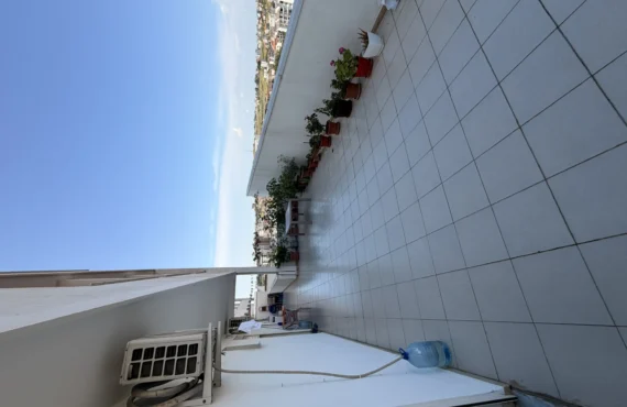 Apartament i ndriçuar me tarracë me pamje nga deti