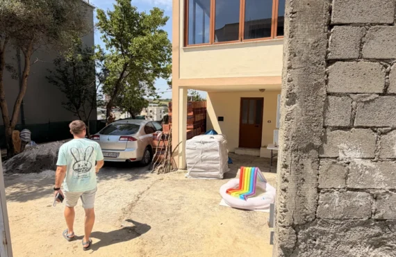 Einzimmerwohnung mit Meerblick-Terrasse — perfekt zum Freunde Einladen