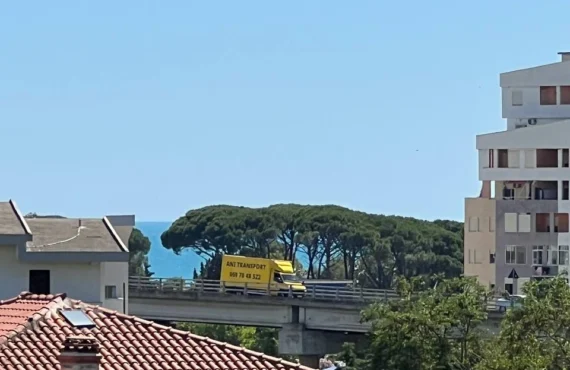 Appartamento con tre camere e vista mare aperta