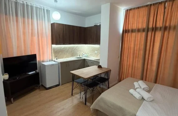 Studio e mobiluar me tarracë dhe sipërfaqe funksionale