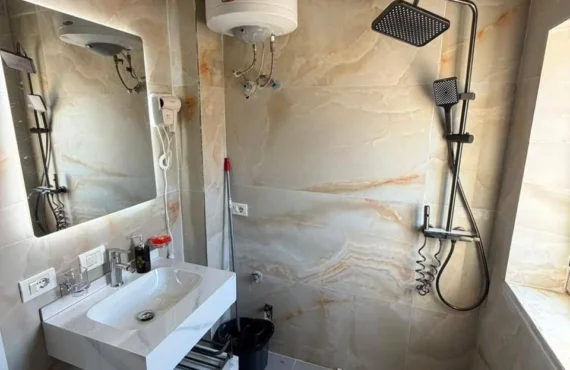 Studio e mobiluar me tarracë dhe sipërfaqe funksionale