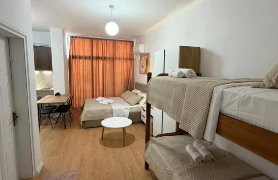 Studio e mobiluar me tarracë dhe sipërfaqe funksionale